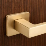 Poignée Kuchinox Kvadrato II doré brossé sur porte bois — ambiance illustrative