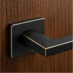 Poignée Kuchinox Libia II noire et dorée sur porte en bois — mise en situation