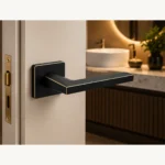 Poignée Kuchinox Libia II noire et dorée sur porte de salle de bain — mise en situation