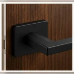 Poignée Kuchinox Libia II noire sur porte en bois — mise en situation illustrative