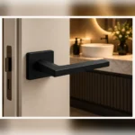 Poignée Kuchinox Libia II noire sur porte de salle de bain — mise en situation illustrative