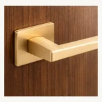 Poignée de porte Libia II doré brossé sur porte en bois, détail