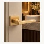 Poignée de porte Libia II doré brossé sur porte de salle de bain, ambiance