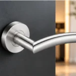 Poignée Faro inox sur porte anthracite, mise en situation illustrative