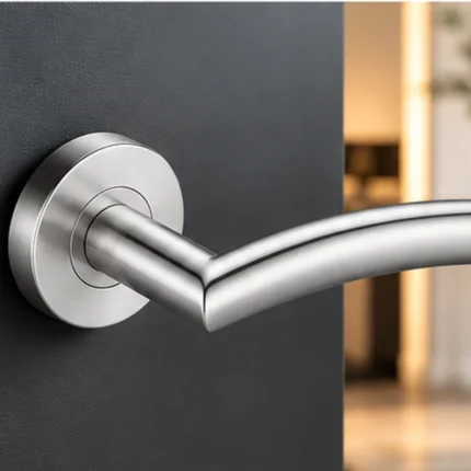 Poignée Faro inox sur porte anthracite, mise en situation illustrative