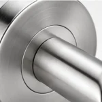 Détail de la rosace ronde en inox de la poignée Faro