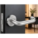 Poignée Lagos inox sur porte anthracite, mise en situation illustrative