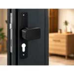 Kuchinox Baron KGR_925A : bouton rectangulaire noir installé sur l'autre face de la porte, visuel illustratif
