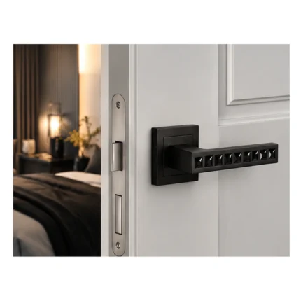 Poignée Gloria noire sur porte blanche, mise en situation illustrative