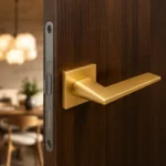 Poignée Mursia doré brossé sur porte bois foncé