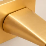 Gros plan de la finition doré brossé Mursia