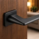 Poignée de porte Recta noire sur porte en bois, mise en situation