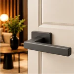 Poignée de porte Kvadrato II graphite sur porte ivoire, visuel d’ambiance