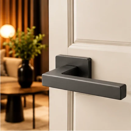 Poignée de porte Kvadrato II graphite sur porte ivoire, visuel d’ambiance