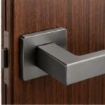 Poignée de porte Kvadrato II graphite sur porte en bois, visuel d’ambiance