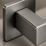 Détail de la finition graphite de la poignée de porte Kuchinox Kvadrato II