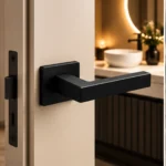 Poignée de porte Kvadrato II noire sur porte ivoire, mise en situation illustrative