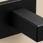 Détail de finition noire de la poignée Kuchinox Kvadrato II