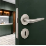 Poignée Kuchinox Verdon satin mat installée sur porte vert foncé, illustration